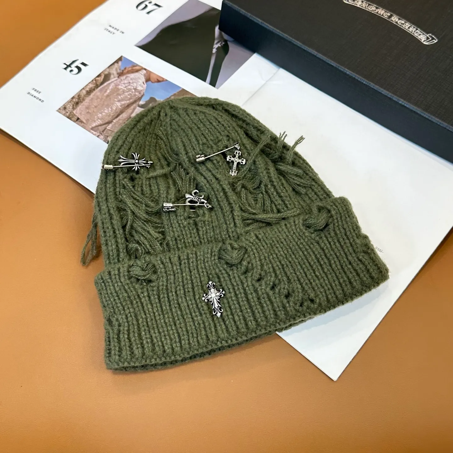 P60 🤍Chrome hearts new autumn and winter cross knitted hat🧶 One of the must-have hats in autumn and winter~ It really looks good on whoever wears it~, it is also a perfect match in black and white and gray in autumn~